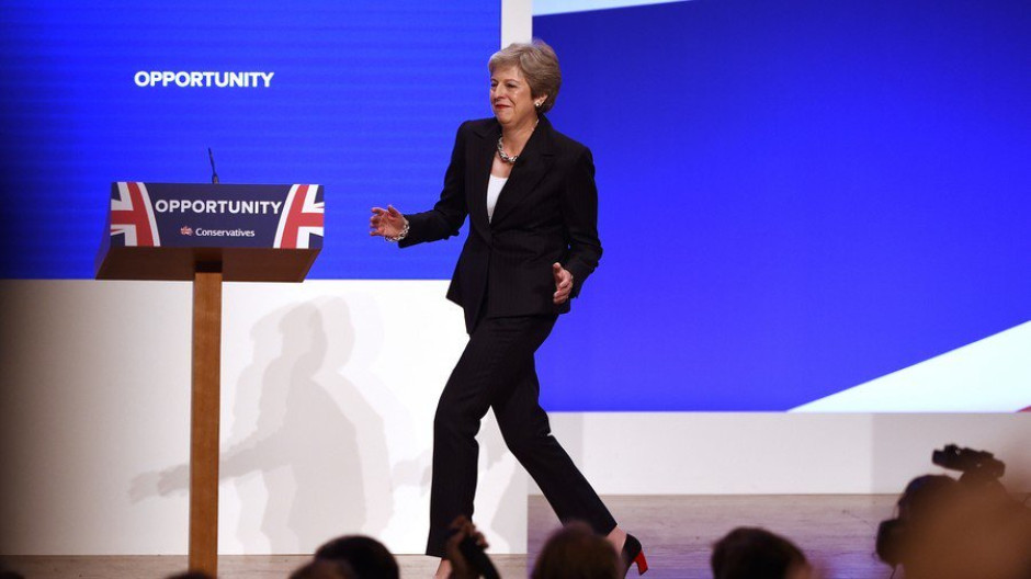 Theresa May bailando Dancing Queen