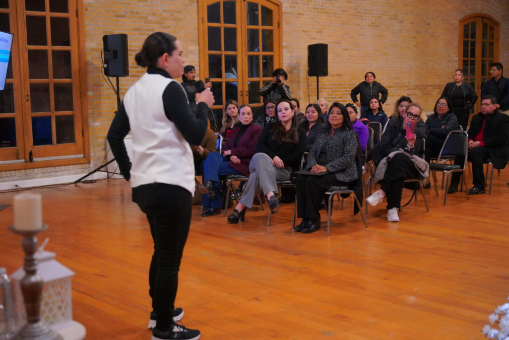 Imparte periodista Yuriria Sierra conferencia sobre empoderamiento femenino en Nuevo Laredo