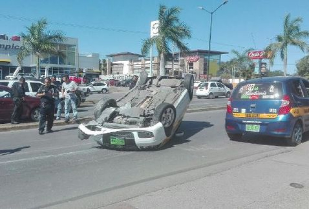 Taxista queda volcado por ir a exceso de velocidad 