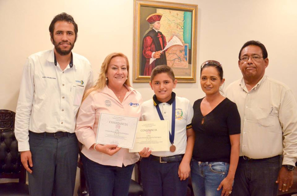 Campeón de matemáticas visita alcaldía 