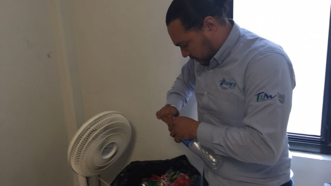 Realizan proyectos utilizando botellas de plástico para la construcción