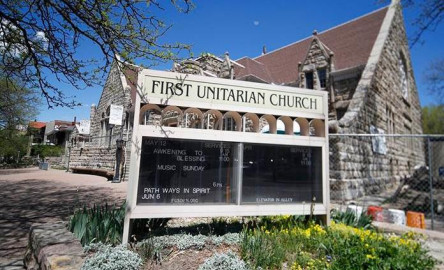 Trasladan en avión a migrantes de albergues saturados