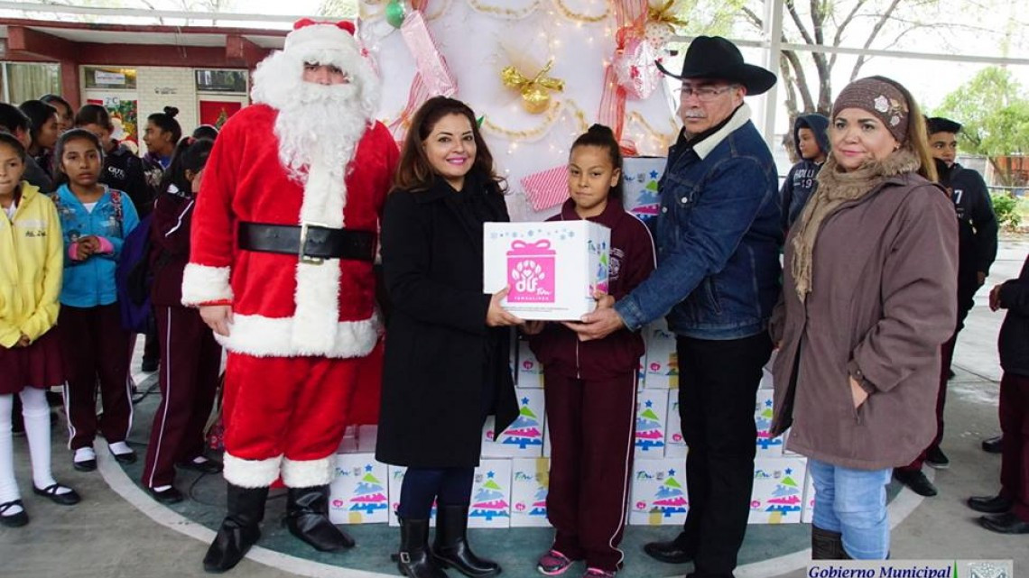Entregan a estudiantes despensas “Desayuna Bien Esta Navidad”