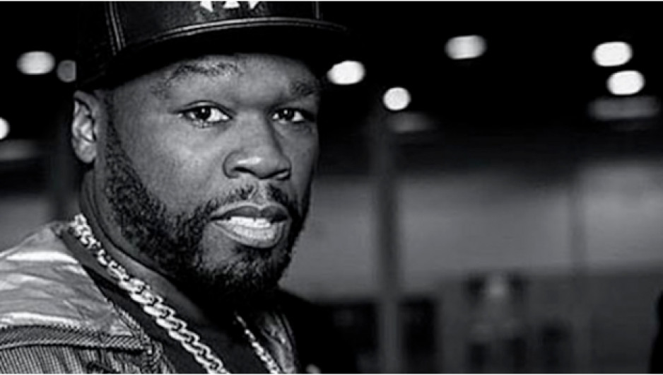 50 Cent golpea a mujer en el pecho durante concierto
