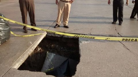 Se registra hundimiento en avenida Universidad