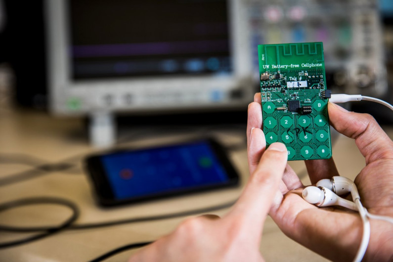 Crean primer teléfono sin batería