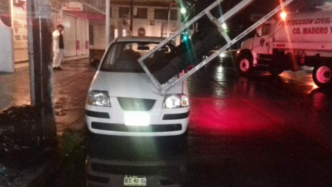 Cae semáforo en carro frente a hospital de Pemex
