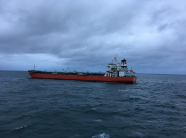 Buque cisterna con 38 mil toneladas de petróleo choca