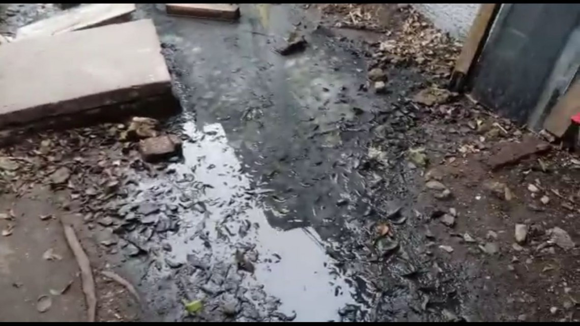 Llevan dos semanas viviendo entre fétidas aguas negras