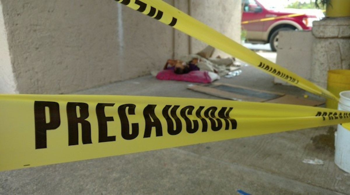 Encuentran muerto a un indigente en pasillo de locales