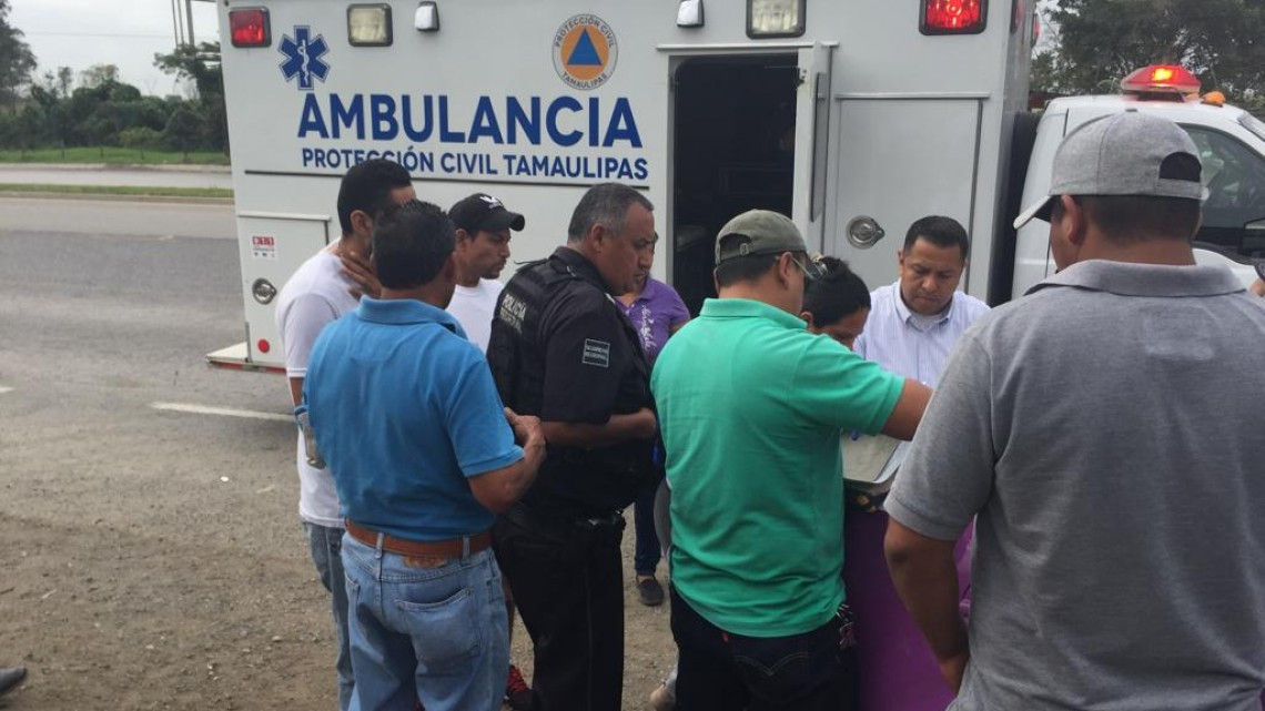 Tráiler choca carro de ruta en carretera federal