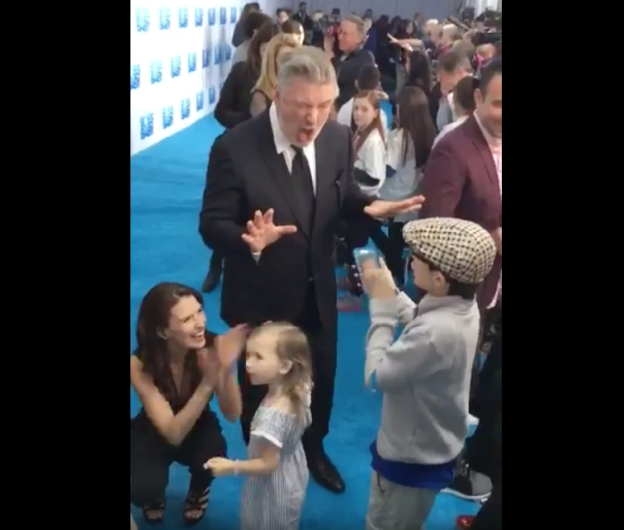 Alec Baldwin muestra como imitar a Trump a un niño