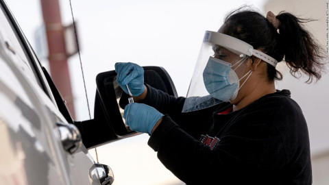 Casos semanales de COVID-19 en el mundo, descienden por primera vez desde febrero