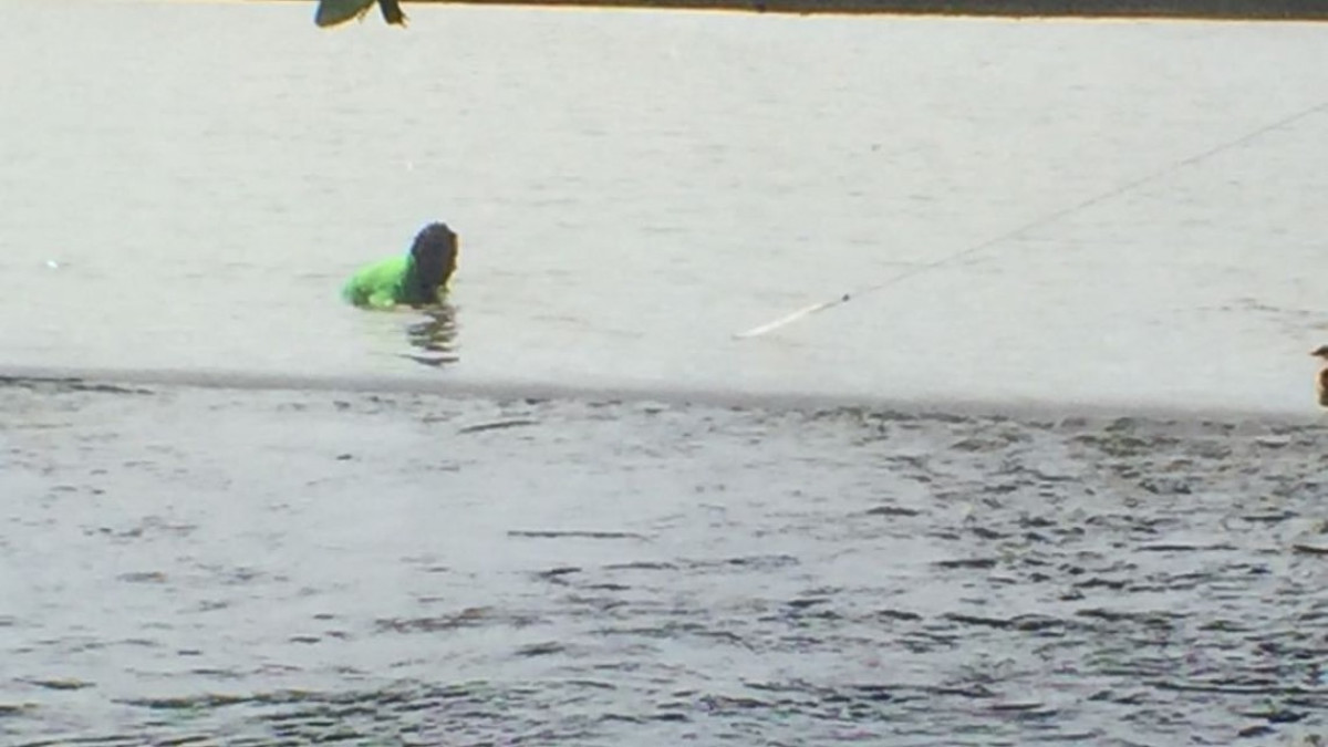 Pescadores de lagunas interiores, arriesgan su vida, al trabajar cerca de los cocodrilos