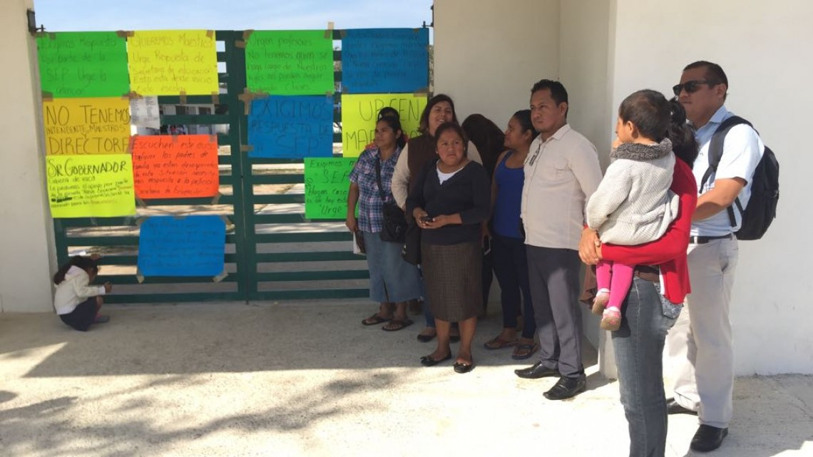 Inconformes padres de familia por falta de maestros