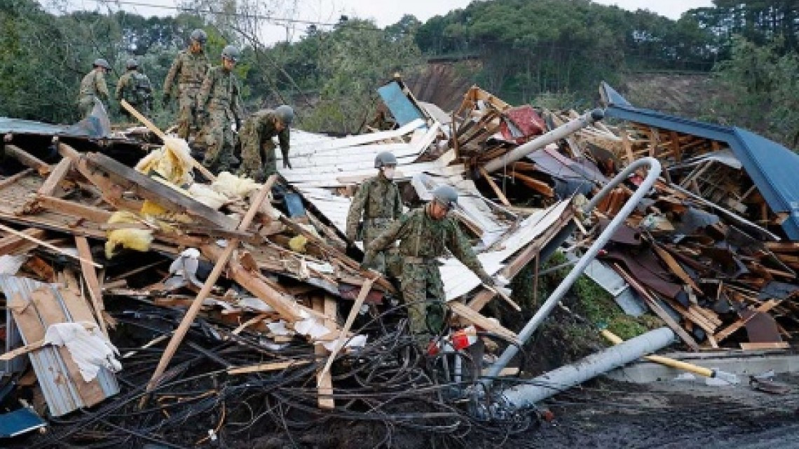 Aumenta a 39 muertos tras sismo de magnitud 6.7 en Japón