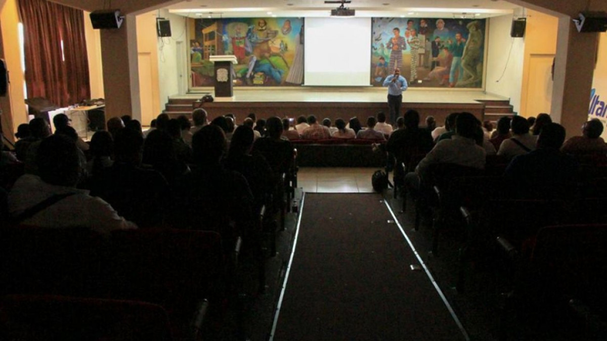 Realizan conferencia para empleados del Ayuntamiento
