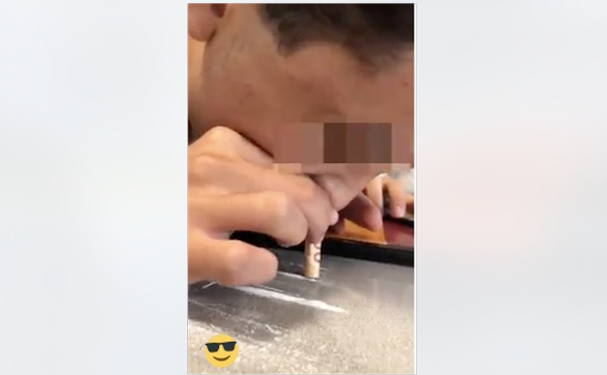 Alumno del Cultural es grabado cuando inhala un polvo blanco en salón