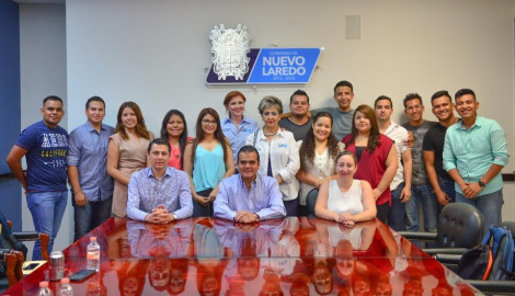 Despide Enrique Rivas a jóvenes de la UT que estudiarán en Francia