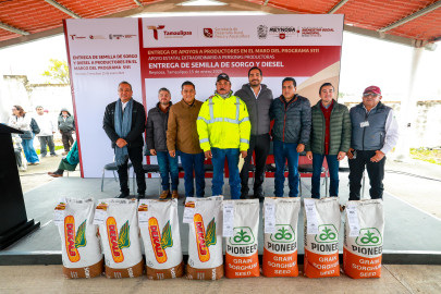 Entregaron Alcalde Carlos Peña Ortiz y Eliseo Camacho Nieto, Subsecretario de Agricultura de Tamaulipas apoyos al campo