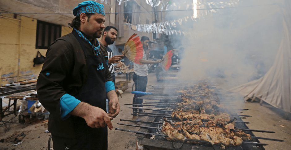 Mujer denuncia a sus vecinos por hacer carne asada diariamente 