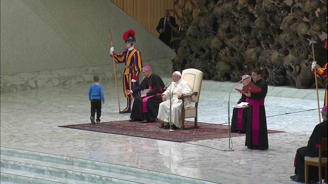 Niño autista conquista al Papa tras interrumpir audiencia