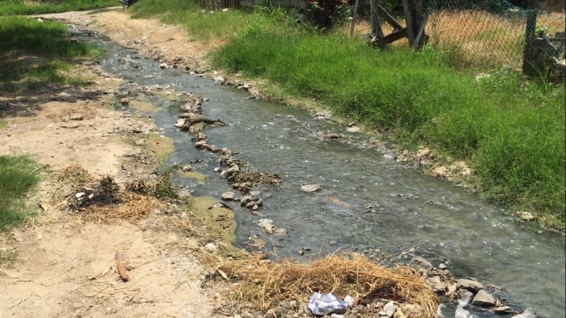Mujer de la tercera edad vive inundada por aguas negras