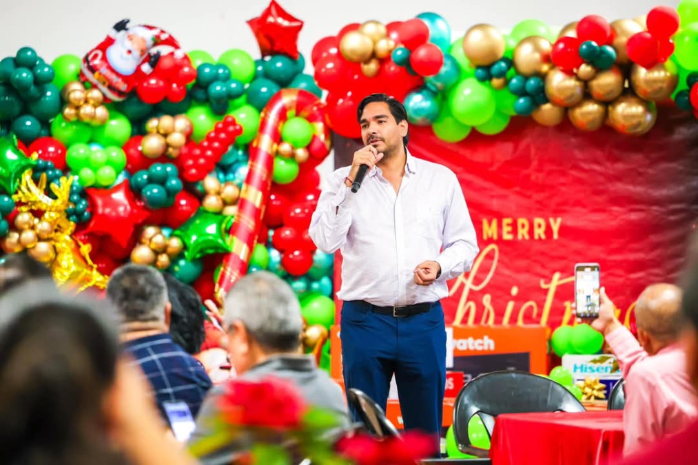 Convivió Carlos Peña Ortiz con comunicadores en Posada Navideña