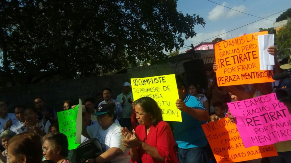 Vecinos atacan a alcaldesa durante inauguración de obra