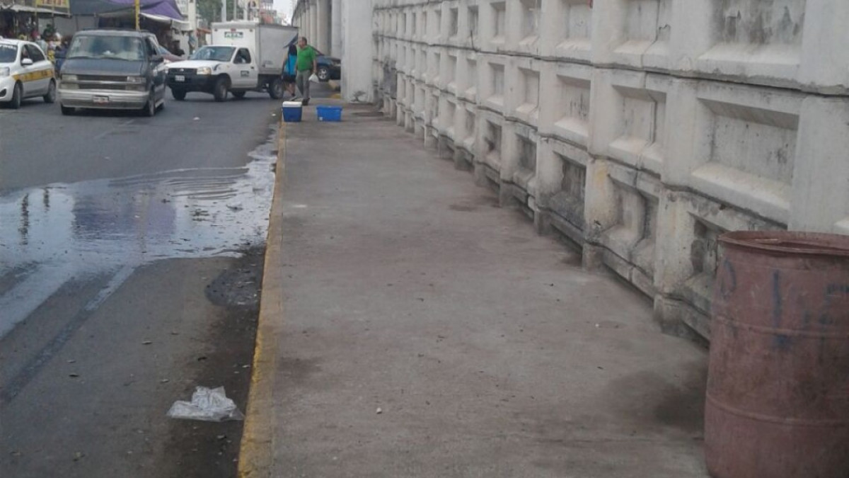 Dejan limpia periferia del panteón tras día de muertos