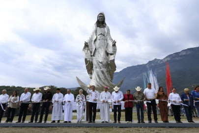 Entregan Américo y María escultura monumental de la Virgen de la Misericordia en El Chorrito