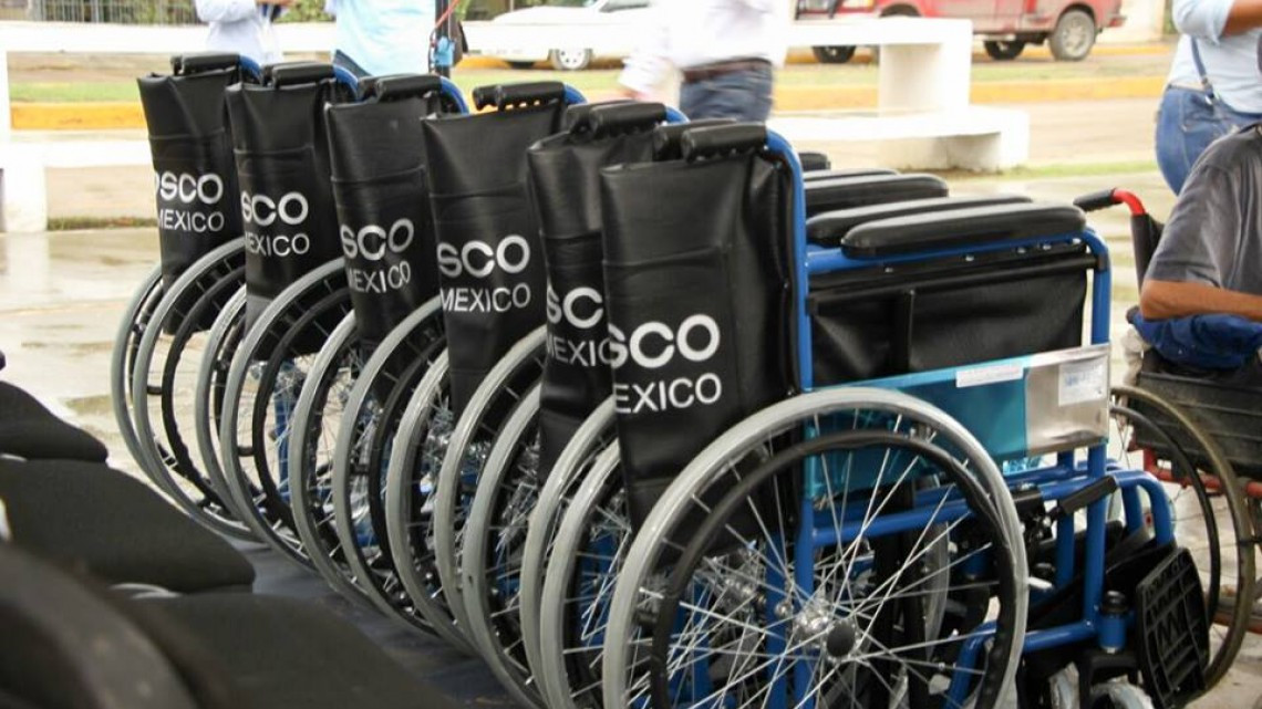 Entregan sillas de ruedas a personas con discapacidad