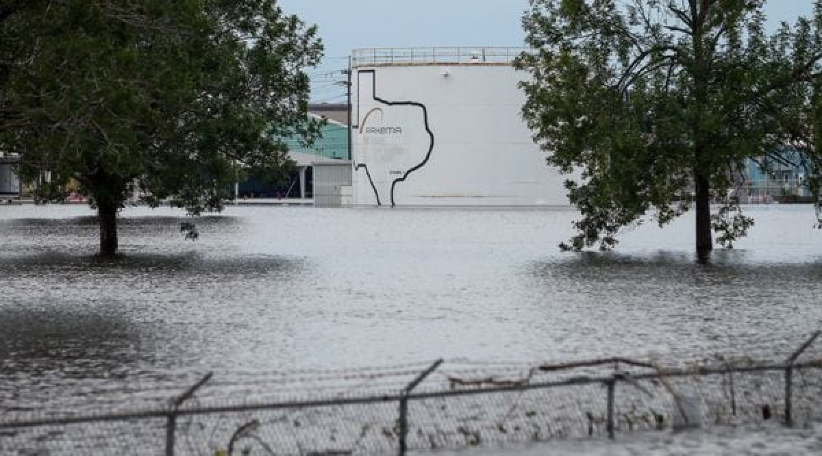 Dos explosiones se registran en planta química de Houston