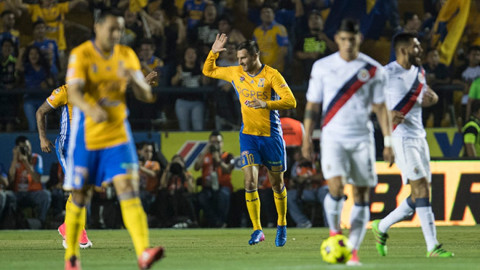 Tigres golea 3-0 a Chivas 