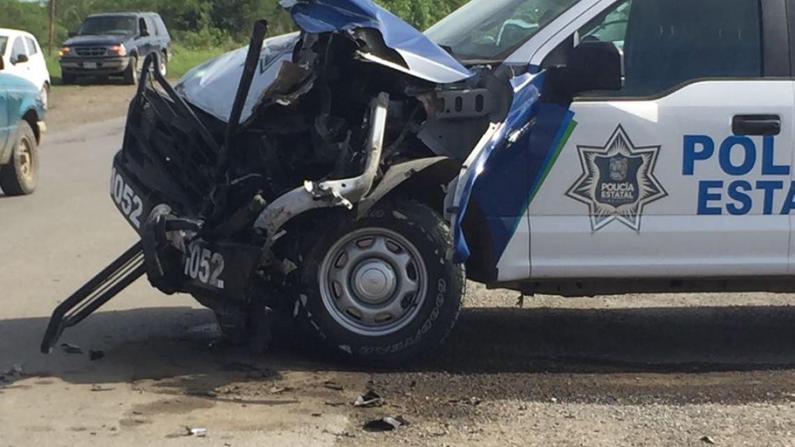 Policías estatales chocan contra trailer
