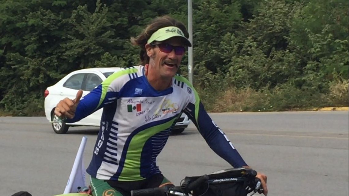 Canadienses recorren el continente americano en bicicleta