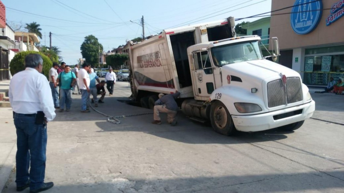 Cae camión de basura en socavón en Ciudad Madero