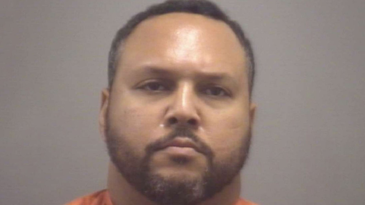 Oficial de CBP es detenido por el asesinado de su esposa