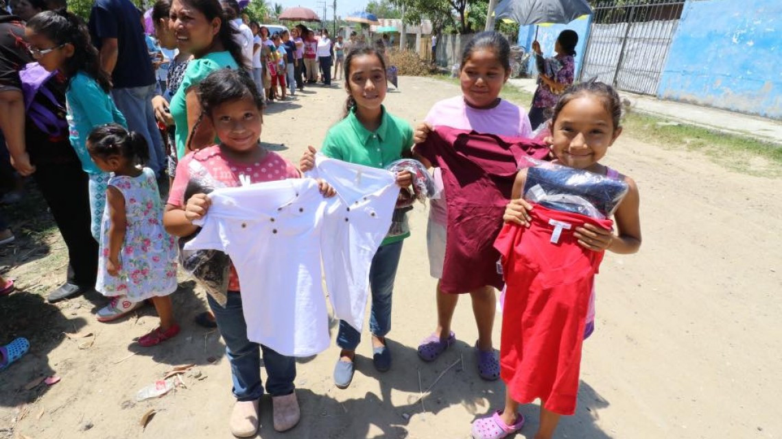 Benefician con ropa, calzado a familias de Tampico
