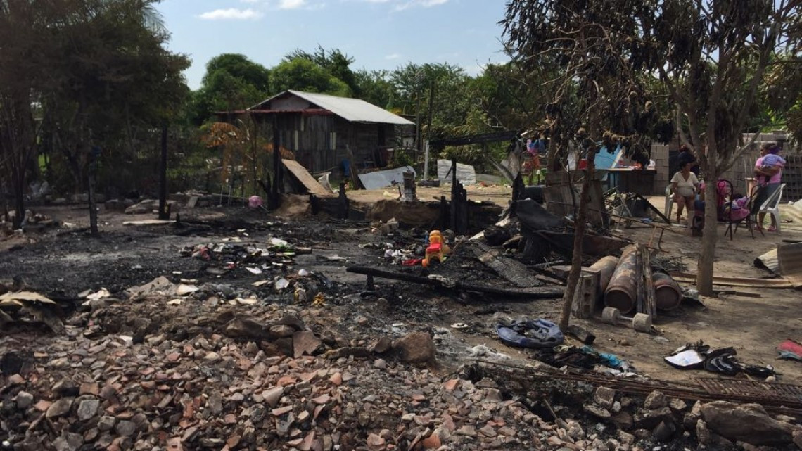 Voraz incendio arrasa con cinco casas