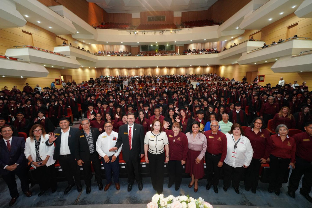 Presidenta Municipal Carmen Lilia Canturosas es madrina de generación de la preparatoria municipal “Elena Poniatowska”