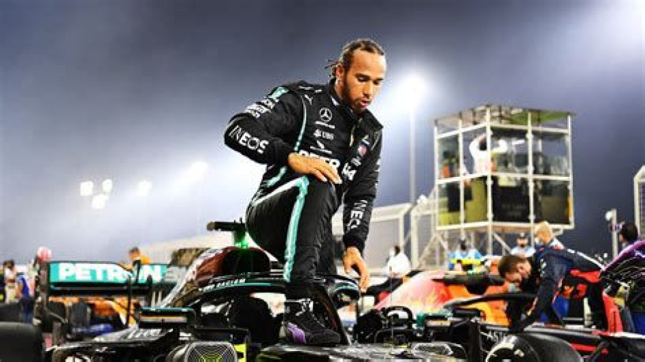 Hamilton gana en Losail y Checo roza el podio