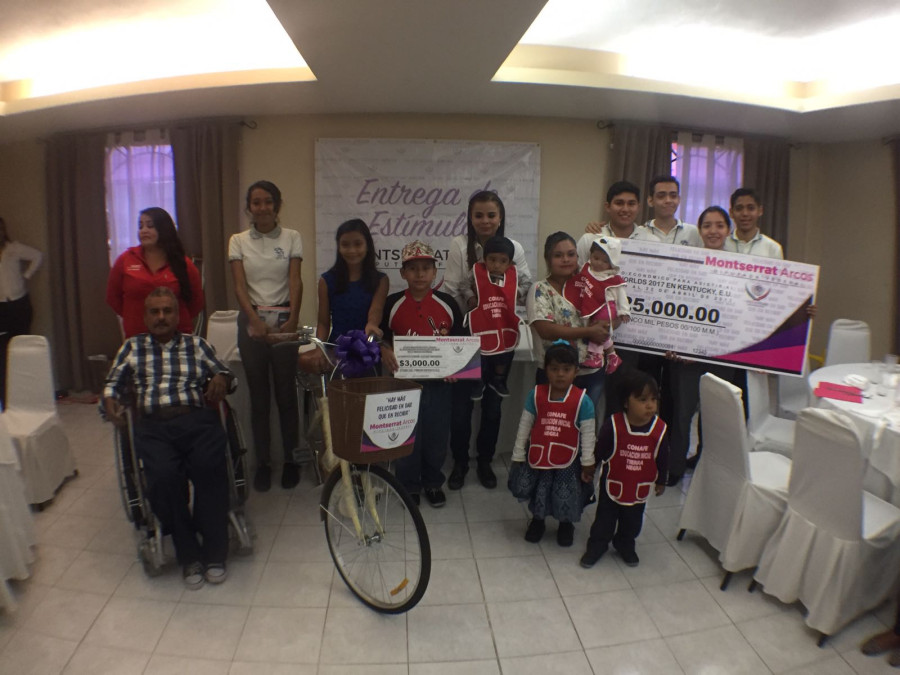 Entrega diputada apoyos a estudiantes y personas discapacitadas