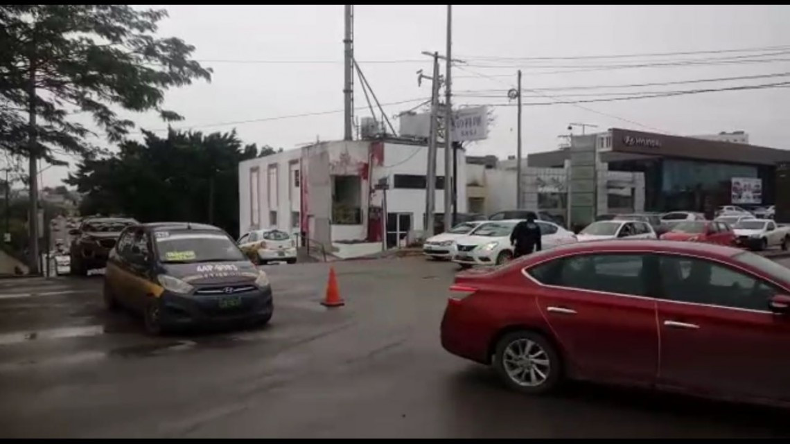 Desvían tránsito vehicular en Avenida Hidalgo por paso San Pedro