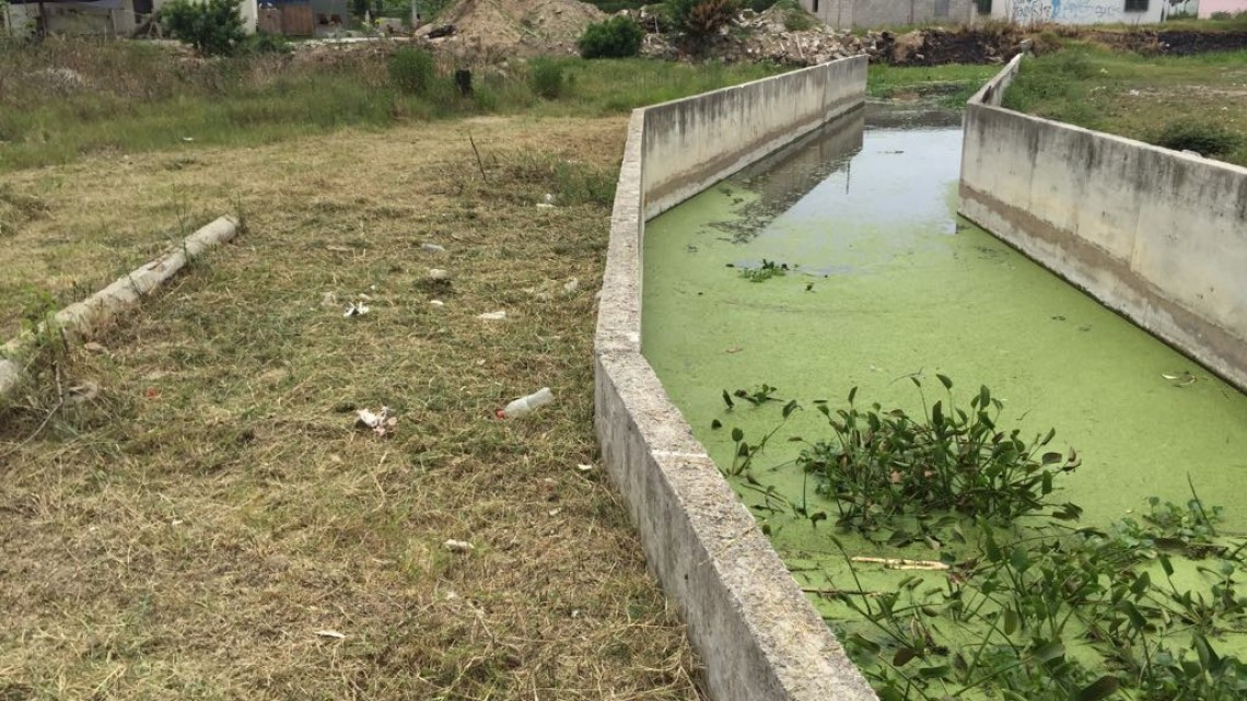 Siguen arrojando desechos domésticos a canales a cielo abierto