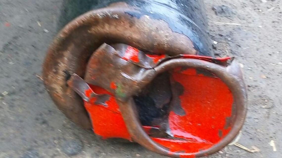 Reparación de tanques de gas clandestinos, peligro constante.