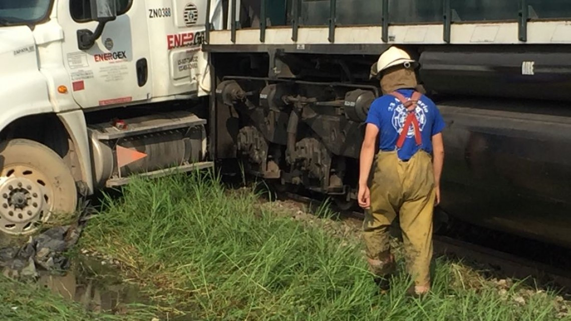 Tren embiste tráiler que transportaba material flamable