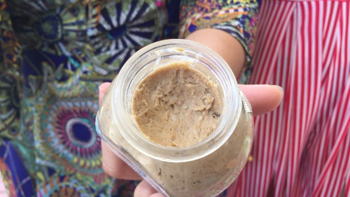 Jóvenes estudiantes aprenden a elaborar productos de limpieza