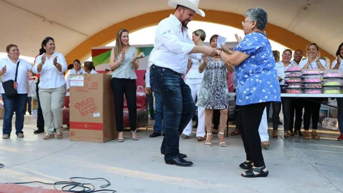 Ayuntamiento realizó festejo por el "Día de las madres"