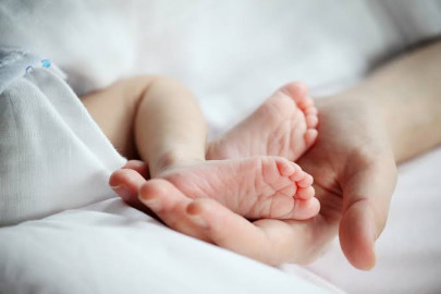 Mujer en Uganda entierra viva a su bebé